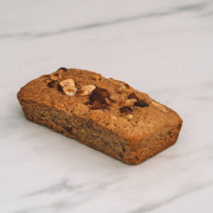 Une part de gâteau à la noisette et la farine de sarrasin
